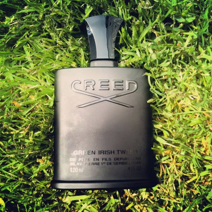 Creed Green Irish Tweed yeşillikler üstünde çimenlerde yatan şişe küçük.jpg