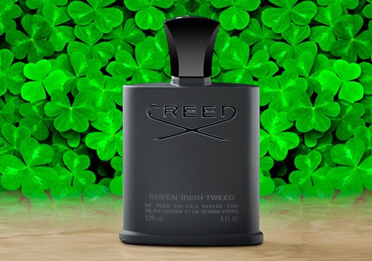 Green Irish Tweed Creed for men şişe arka planda yeşil yonca yaprakları k.jpg
