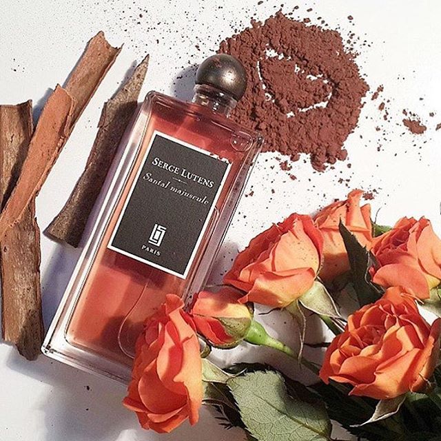 Serge-Lutens-Santal-Majuscule-ile-sandal-agaci-kakao-ve-gül.jpg